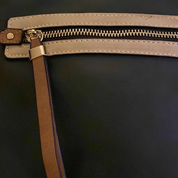 NWOT Boutique Navy and Tan Crossbody Bag Adjustable Strap - Picture 2 of 11